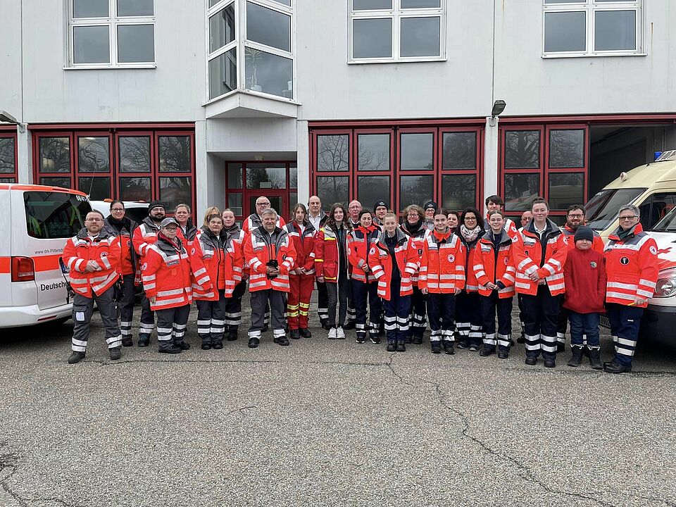 Gruppenbild der Einsatzkräfte des DRK beim Faschingsumzug in Rastatt.