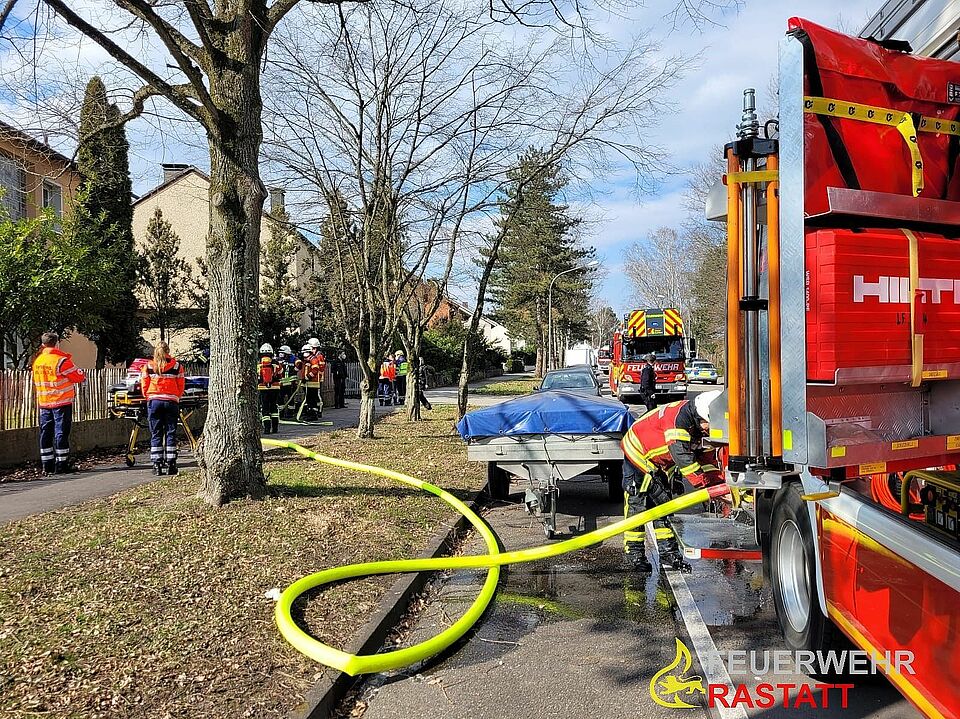 Einsatzkräfte des DRK und Einsatzfahrzeuge der Freiwilligen Feuerwehr im Einsatz.