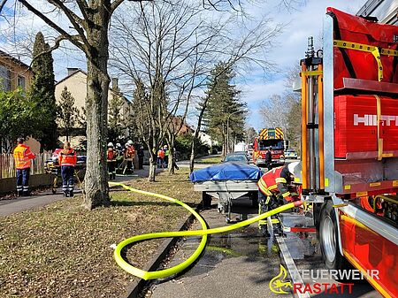 Einsatzkräfte des DRK und Einsatzfahrzeuge der Freiwilligen Feuerwehr im Einsatz.