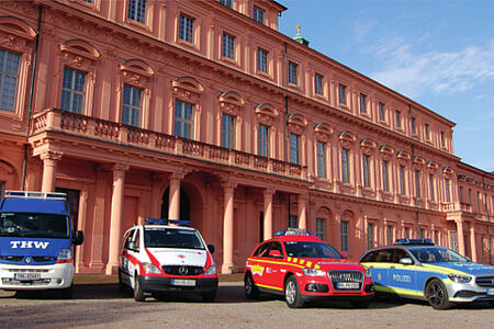 Einsatzfahrzeuge von THW, DRK, Feuerwehr und Polizei vor dem Schloss in Rastatt