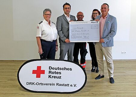 Vertreter der Allianz Versicherung übergeben einen Spendenscheck an Mitarbeitende des DRK Ortsverein Rastatt.