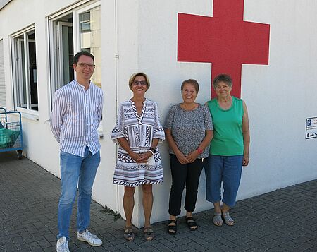 Jonas Weber mit Mitarbeitenden des DRK Ortsverein Rastatt beim Besuch in der Kleiderkammer