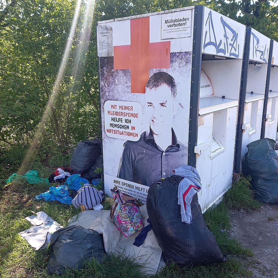 Vermüllter Kleidercontainer in Niederbühl